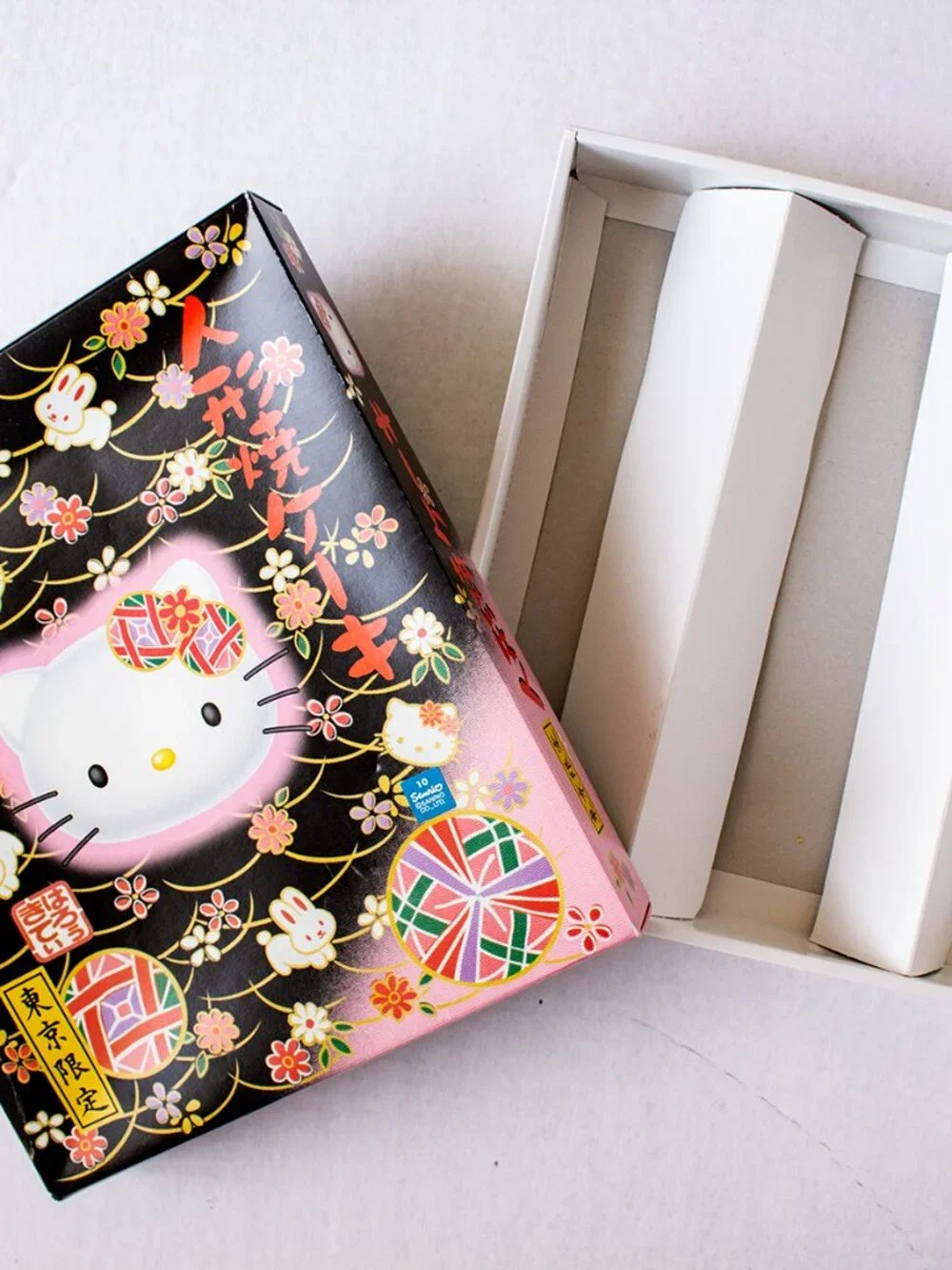 2005 Sanrio Land Souvenir Tokyo Limited Edition Hello Kitty Treat Box